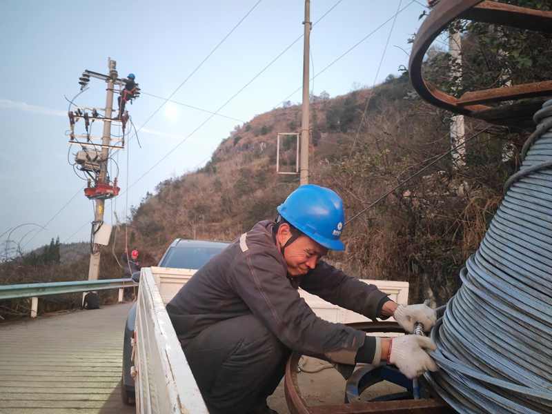 興仁供電局工作人員對興仁市雨樟鎮(zhèn)片區(qū)3條10千伏線路進行施工建設(shè)。 陳子健 攝.jpg