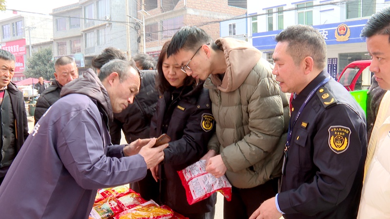 圖為普定縣農(nóng)業(yè)農(nóng)村局到馬場鎮(zhèn)開展2025年農(nóng)資專項整治。