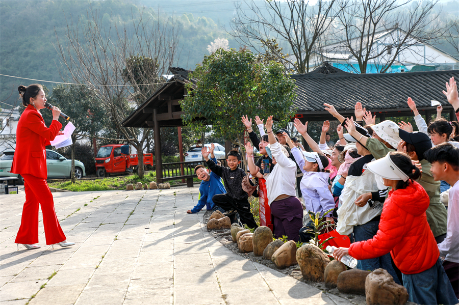 在關(guān)于趙官村的風土人情問答互動環(huán)節(jié)，徒友們踴躍參與 。