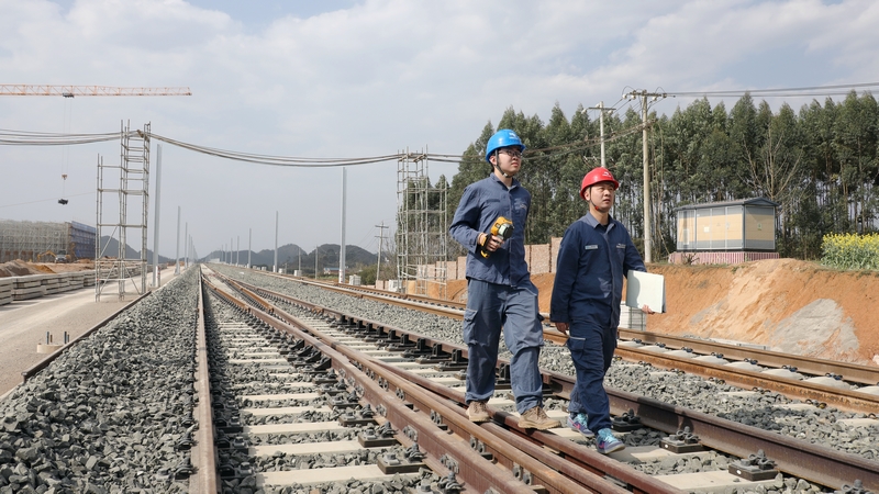 南方電網(wǎng)貴州興義供電局優(yōu)質供電服務盤興高鐵建設施工用電。盧關文攝