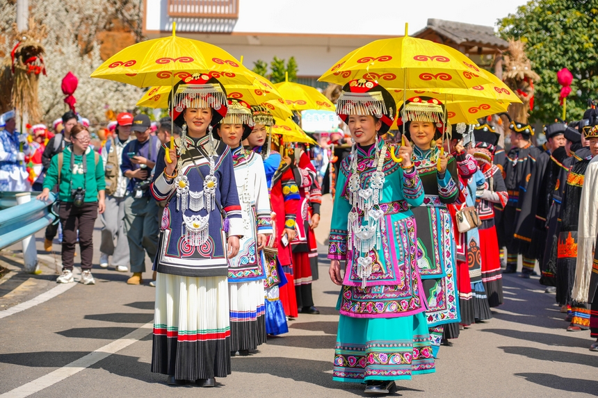 民族同胞在厙東關(guān)鄉(xiāng)觀(guān)光步道巡游表演。