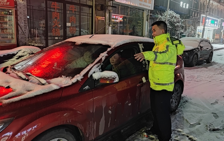 民警提醒過(guò)往車輛減速慢行、保持車距。